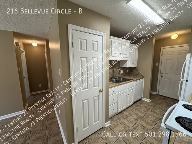 Building Photo - 216 Bellevue Cir