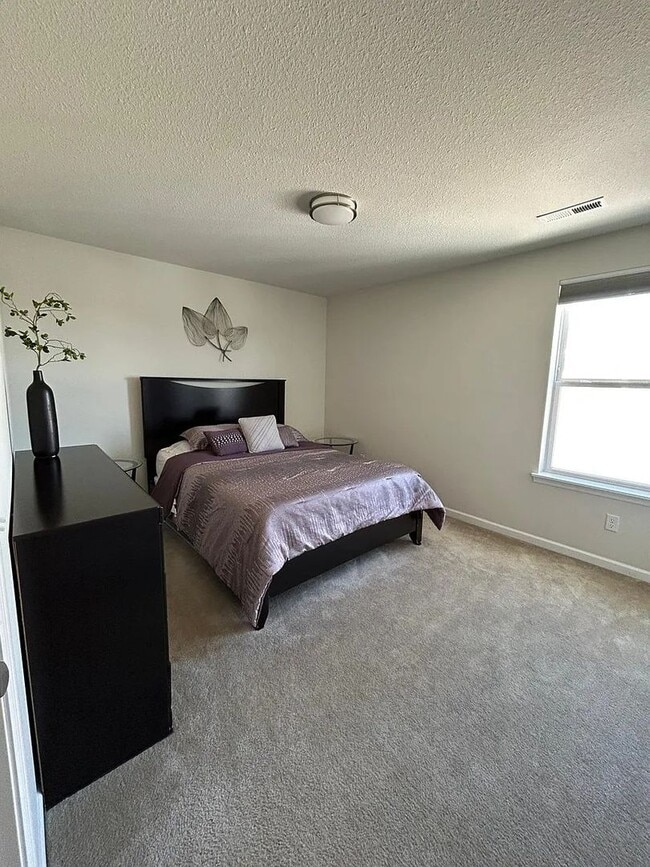 Building Photo - Awesome updated Plymouth home