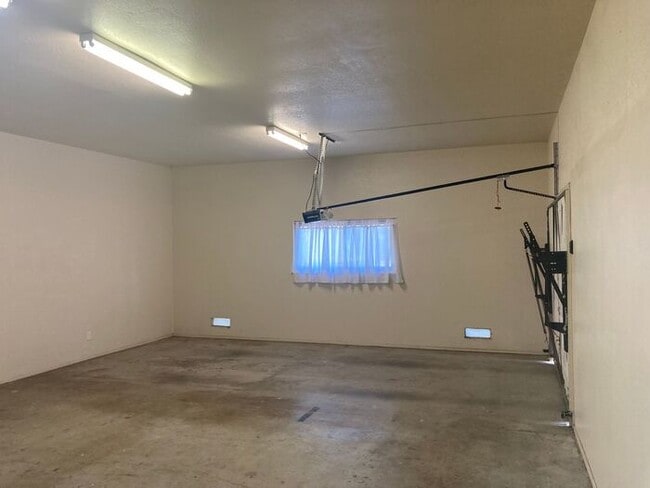 Building Photo - Turlock Country Living 3 Bedroom 2 Bath Home