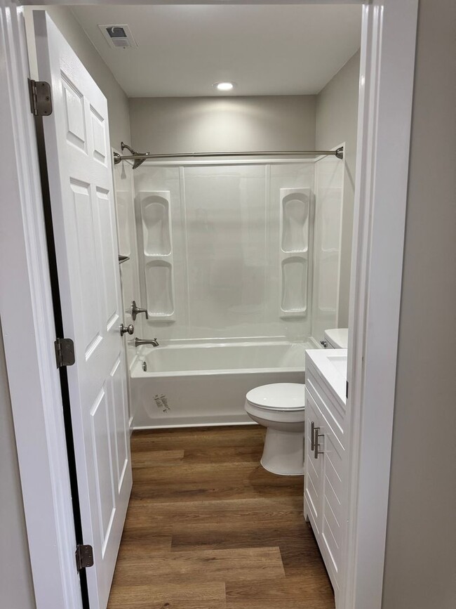 Building Photo - 913 E Myrtle Ave