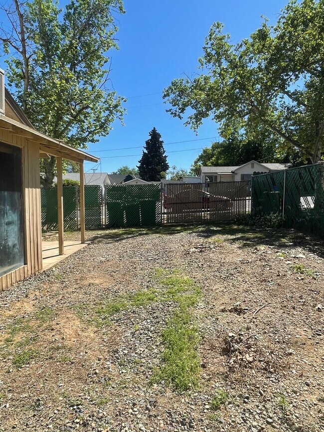 Building Photo - CHARMING 2 BED 1 BATH VICTORIAN HOME