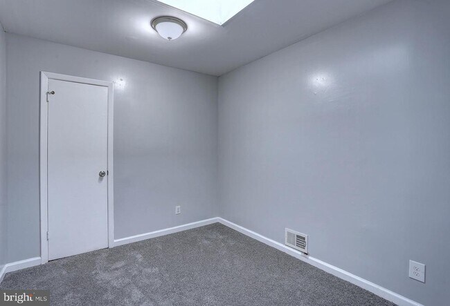 Building Photo - 2506 Lauretta Ave