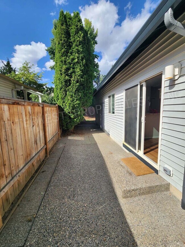 Building Photo - Super Cute 3+ Bd 2ba Ranch Style Home With...
