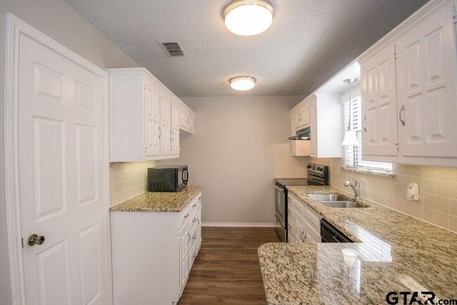 Building Photo - 5823 Hollytree Dr