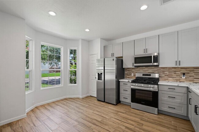Building Photo - 16879 Mammoth Springs Dr