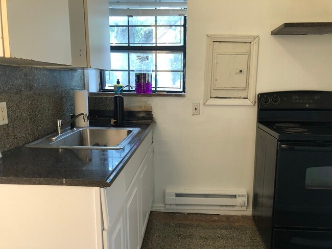 Building Photo - 76 Garden City Ave