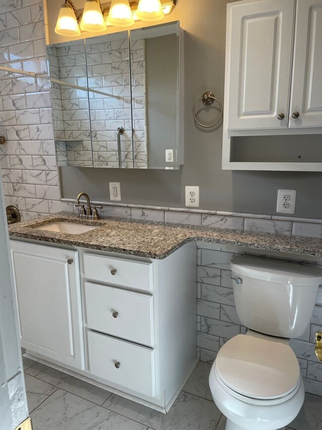 Building Photo - Cheerful 3 Bedroom 2 Bathroom With Office And Spacious Fenced Yard In Beautiful Pimmit Hills