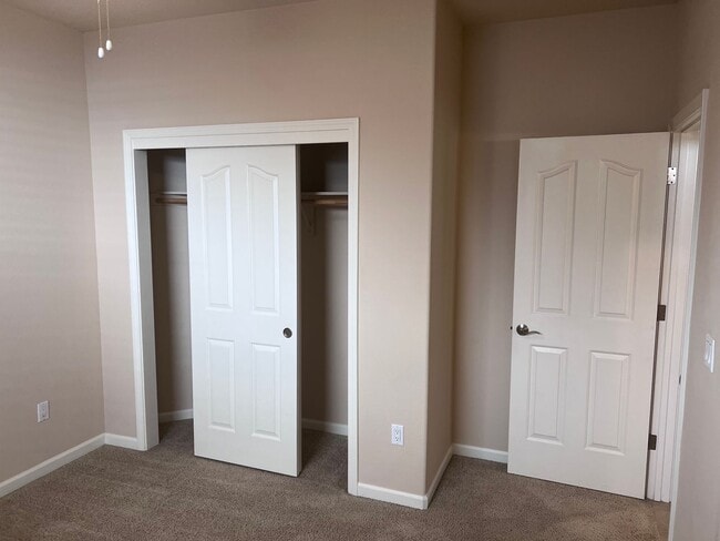 Building Photo - 3 bedroom, 2 bathroom house located in the desirable neighborhood