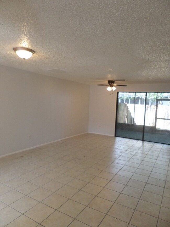 Building Photo - Spacious 2bdrm/1.5bath Townhome ** Ready N...