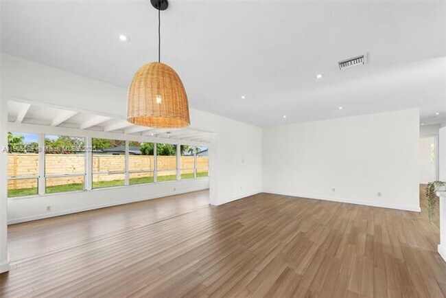 Building Photo - 9411 Jamaica Dr