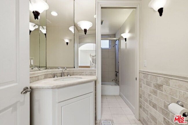 Building Photo - 8120 Billowvista Dr