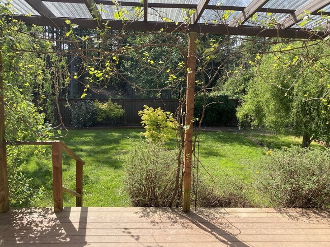 Building Photo - Single-family 3-bedroom home in a desirable neighborhood in town!