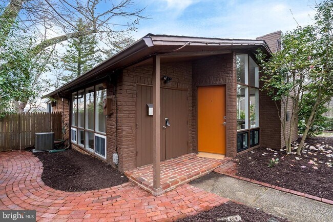 Building Photo - 3315 Pendleton Dr