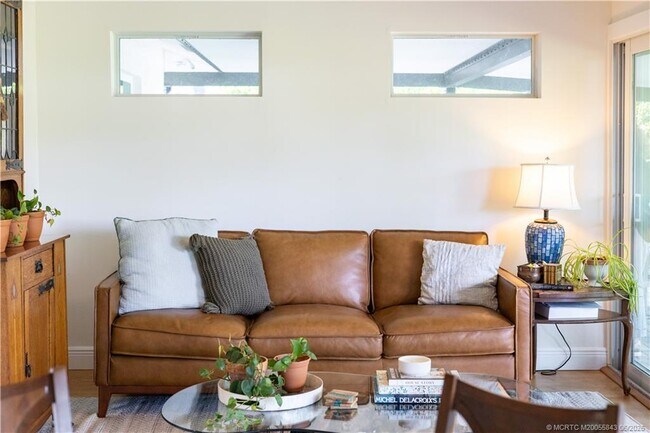 Building Photo - 533 SE Ocean Spray Terrace