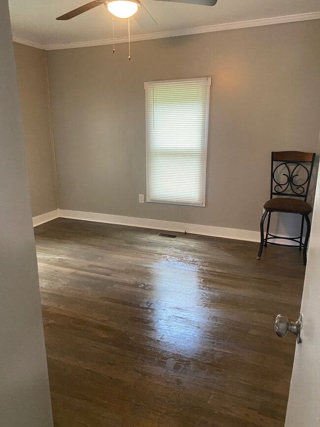 Building Photo - 2 Bed House w/ carport, central HVAC & woo...