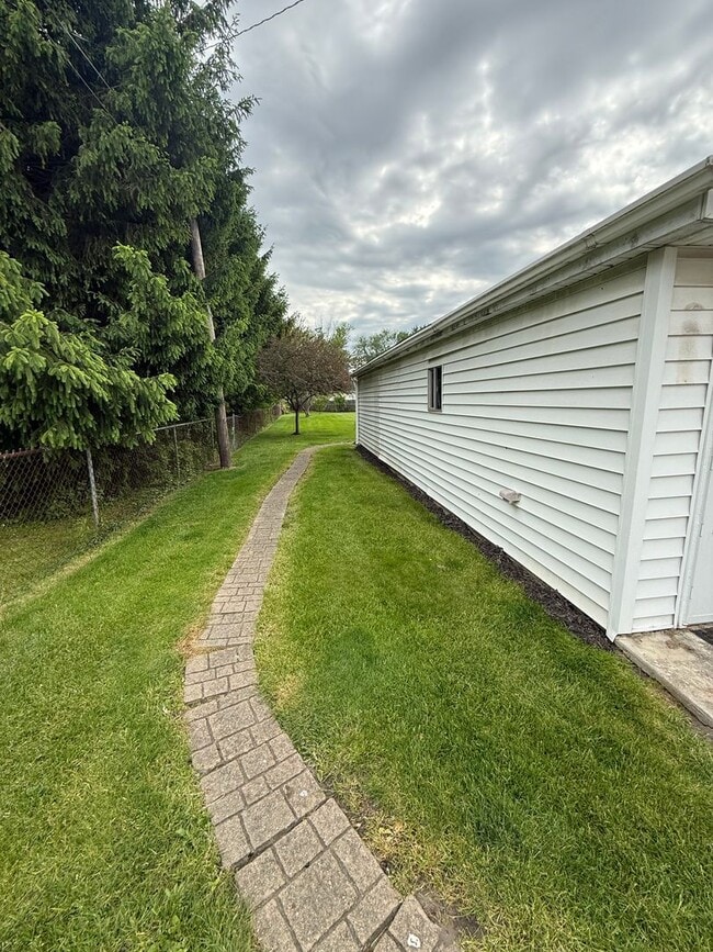 Building Photo - 3 Bed 1 Bath