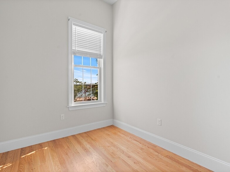 Building Photo - 1422 Columbia Rd