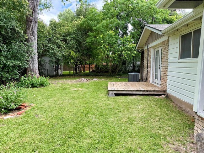 Building Photo - 5510 Delwood Dr