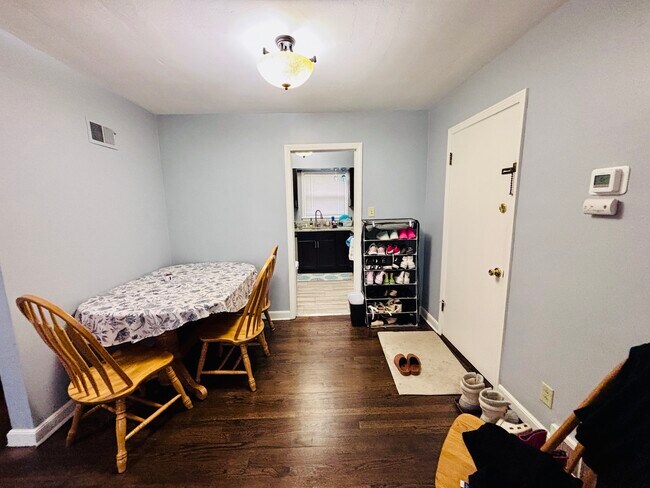 Building Photo - 5315 4 Unit