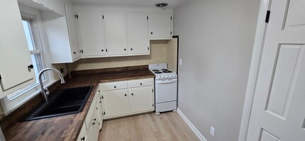 Building Photo - 895 Warrenville Rd