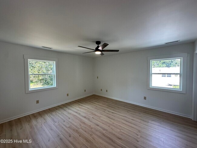 Building Photo - 106 Broadview Ln
