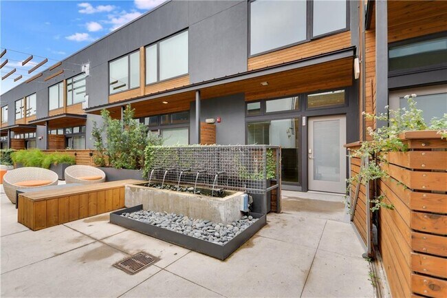 Building Photo - 2002 E 7th St