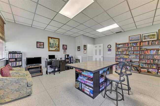 Building Photo - 226 3rd St E
