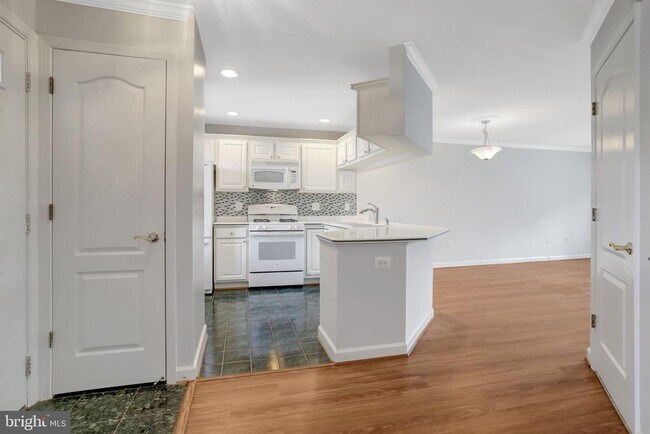 Building Photo - 6924 Fairfax Dr