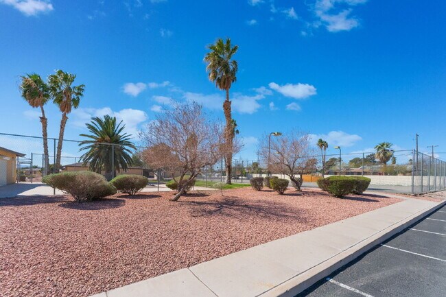 Building Photo - Single Story Condo One Bedroom and One Bathroom with a Washer and Dryer