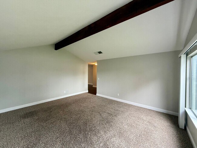 Building Photo - Single story home with vaulted ceilings!