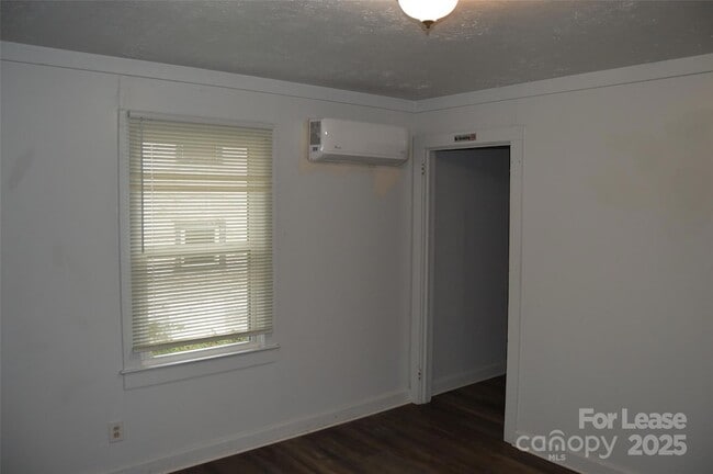 Building Photo - 511 S Elm St