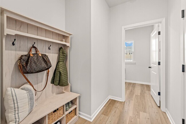 Building Photo - Modern Moncks Corner Home!