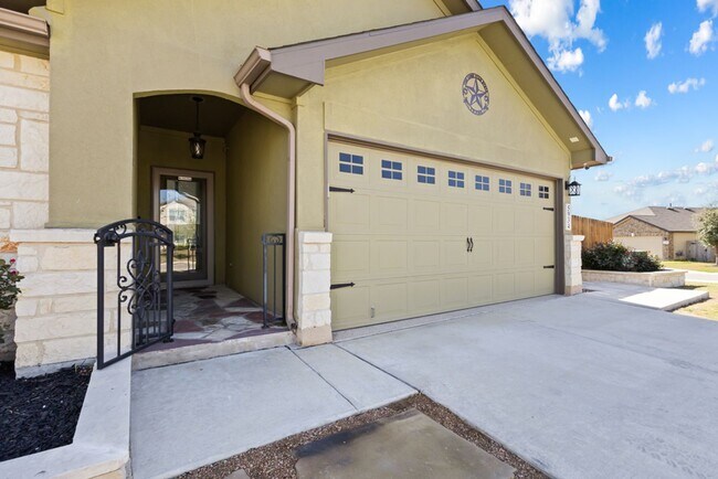 Building Photo - Well-Maintained 3-Bedroom Home – Ideal for Students & Professionals!