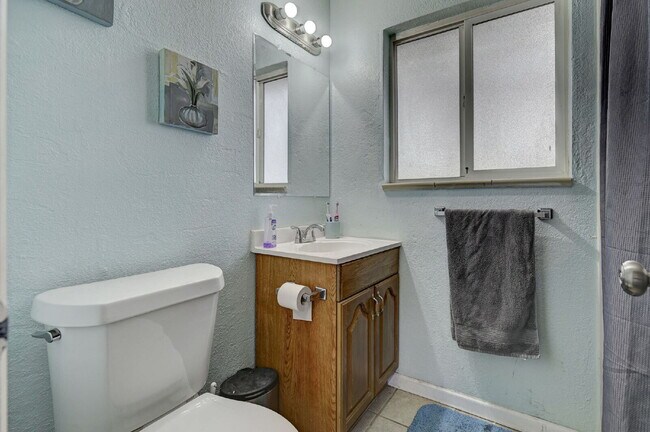Building Photo - Charming 3-Bed Home with Bonus Room, Firep...