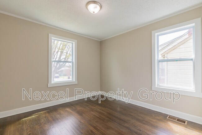 Building Photo - 1055 University St