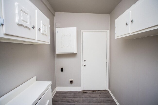 Building Photo - Spacious 4 Bed 2 Bath with Big Backyard