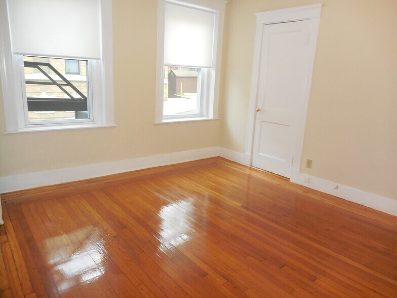 Building Photo - 165 Kelton St