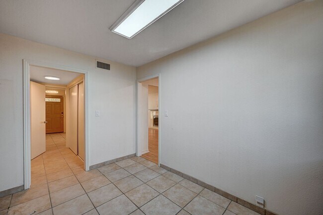 Building Photo - Beautiful 2 Bedroom Townhome in Guard-Gated Community – Prime Location!