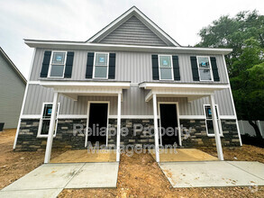 Building Photo - 916 Pond St