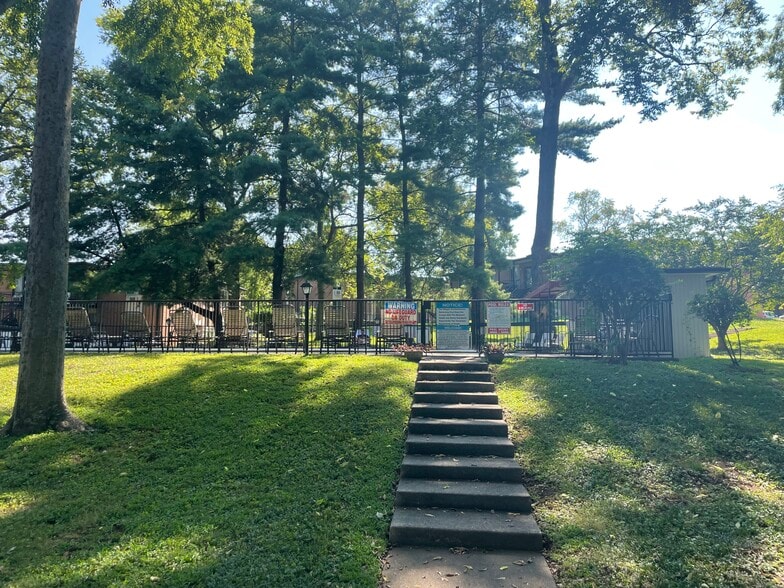 Enjoy the pool - 2601 Hillsboro Pike