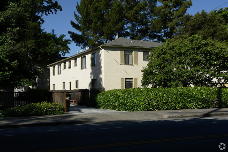 Primary Photo - Laurel Oaks Apartments