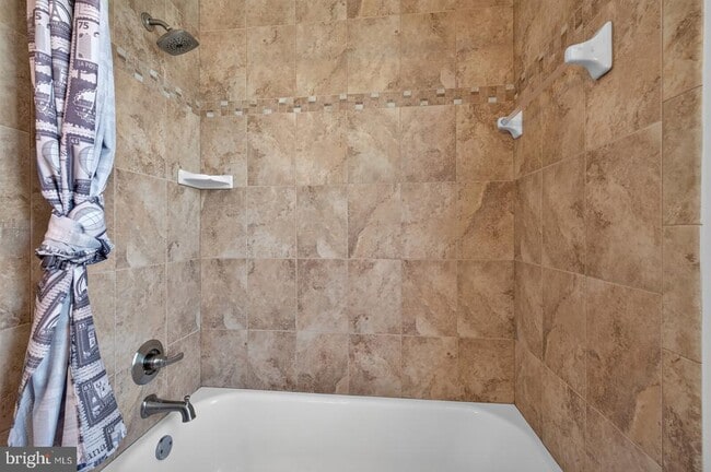 Building Photo - 811 Chatsworth Dr