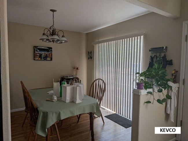Building Photo - Bright Townhome Near Shopping and Food!