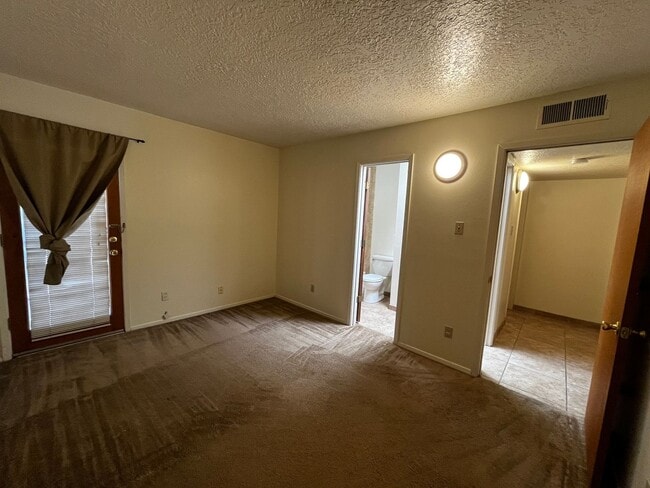 Building Photo - Spacious 3 bedroom 2 bath Home