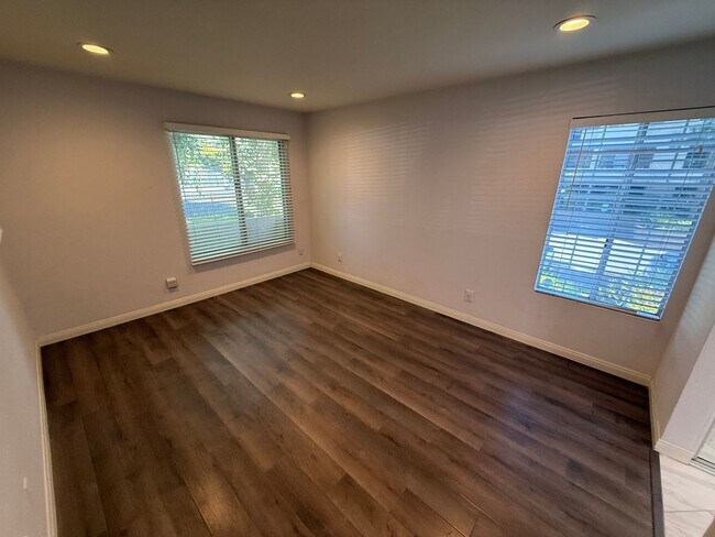 Building Photo - Modern 1-Bedroom Condo with Resort-Style A...