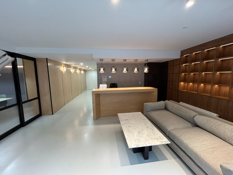 Building Photo - 428 E 9th St