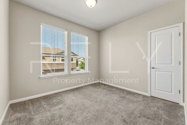 Building Photo - 1015 Vista View Dr