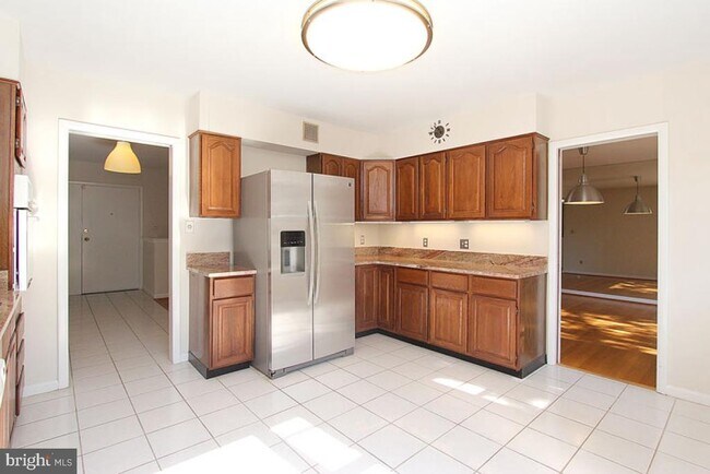 Building Photo - 6220 Robinwood Rd