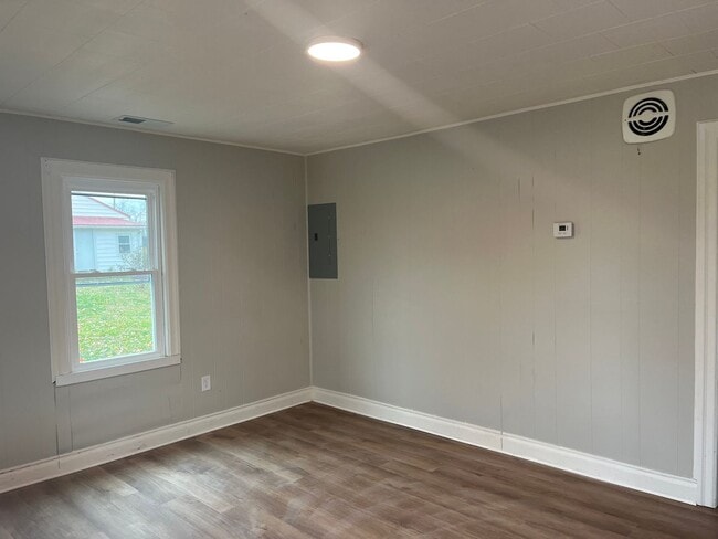 Building Photo - 2-Bed 1-Bath House