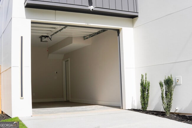 Building Photo - 68 Boulevard SE